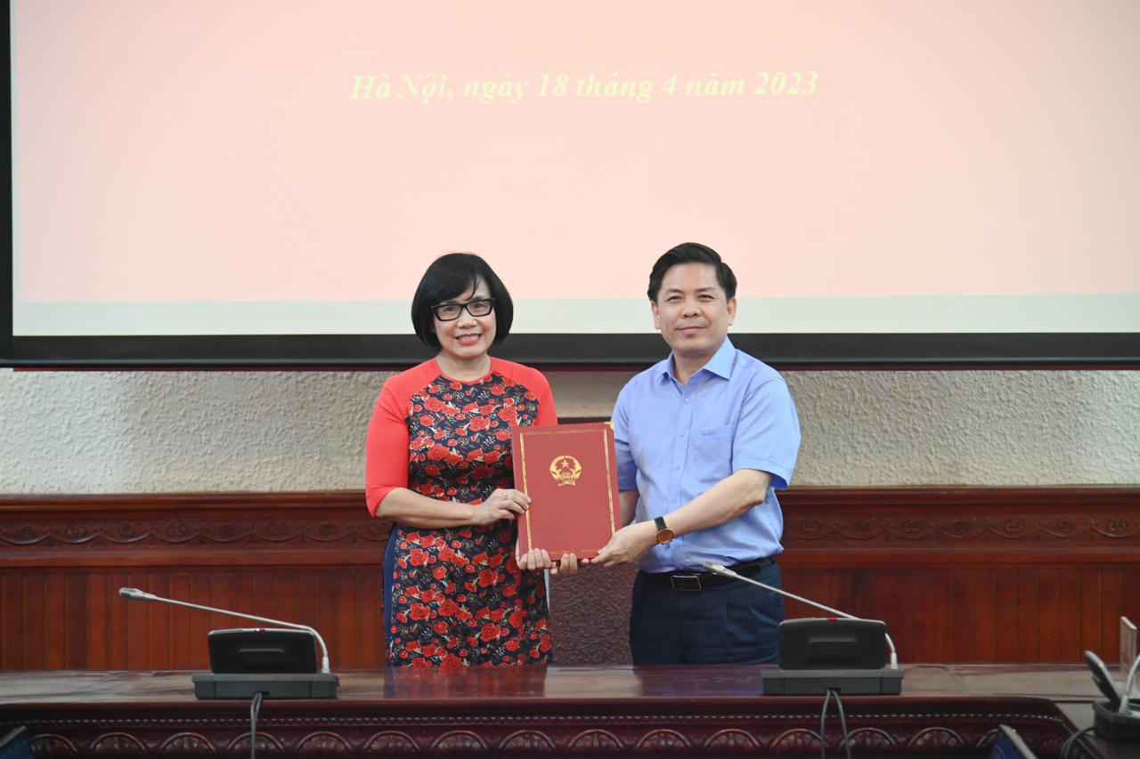 Trao Quyết định chuẩn y Bí thư Đảng ủy Bộ Tư pháp cho Thứ trưởng Đặng Hoàng Oanh