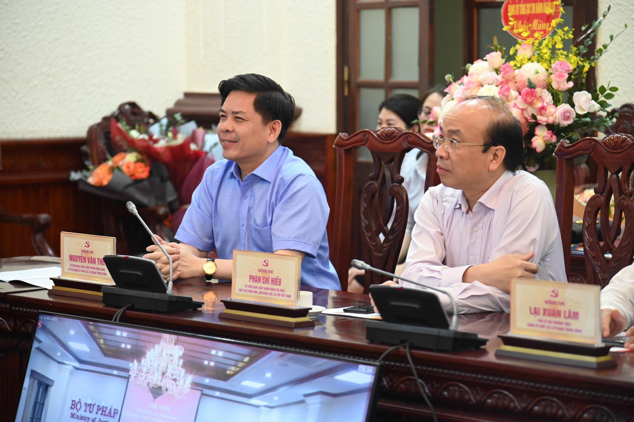 Trao Quyết định chuẩn y Bí thư Đảng ủy Bộ Tư pháp cho Thứ trưởng Đặng Hoàng Oanh