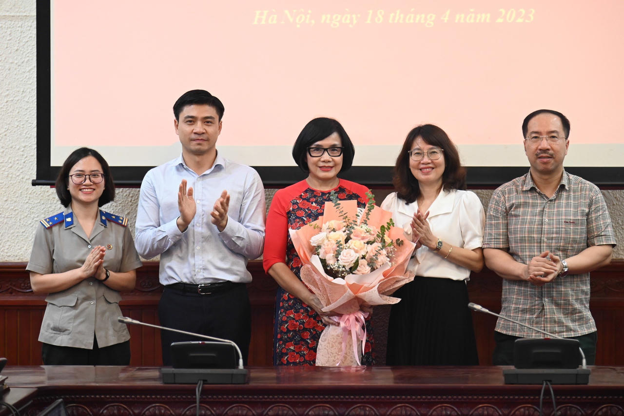 Trao Quyết định chuẩn y Bí thư Đảng ủy Bộ Tư pháp cho Thứ trưởng Đặng Hoàng Oanh