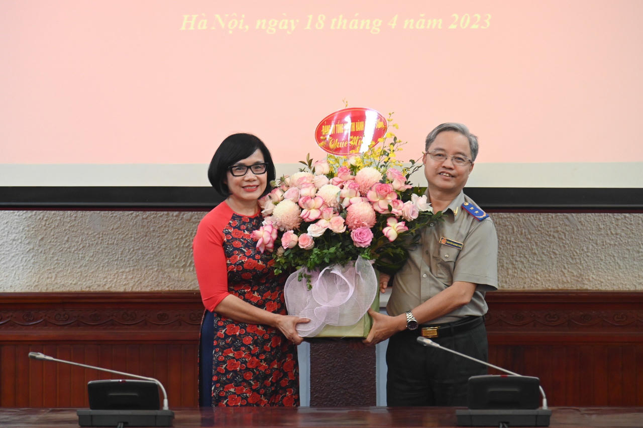 Trao Quyết định chuẩn y Bí thư Đảng ủy Bộ Tư pháp cho Thứ trưởng Đặng Hoàng Oanh