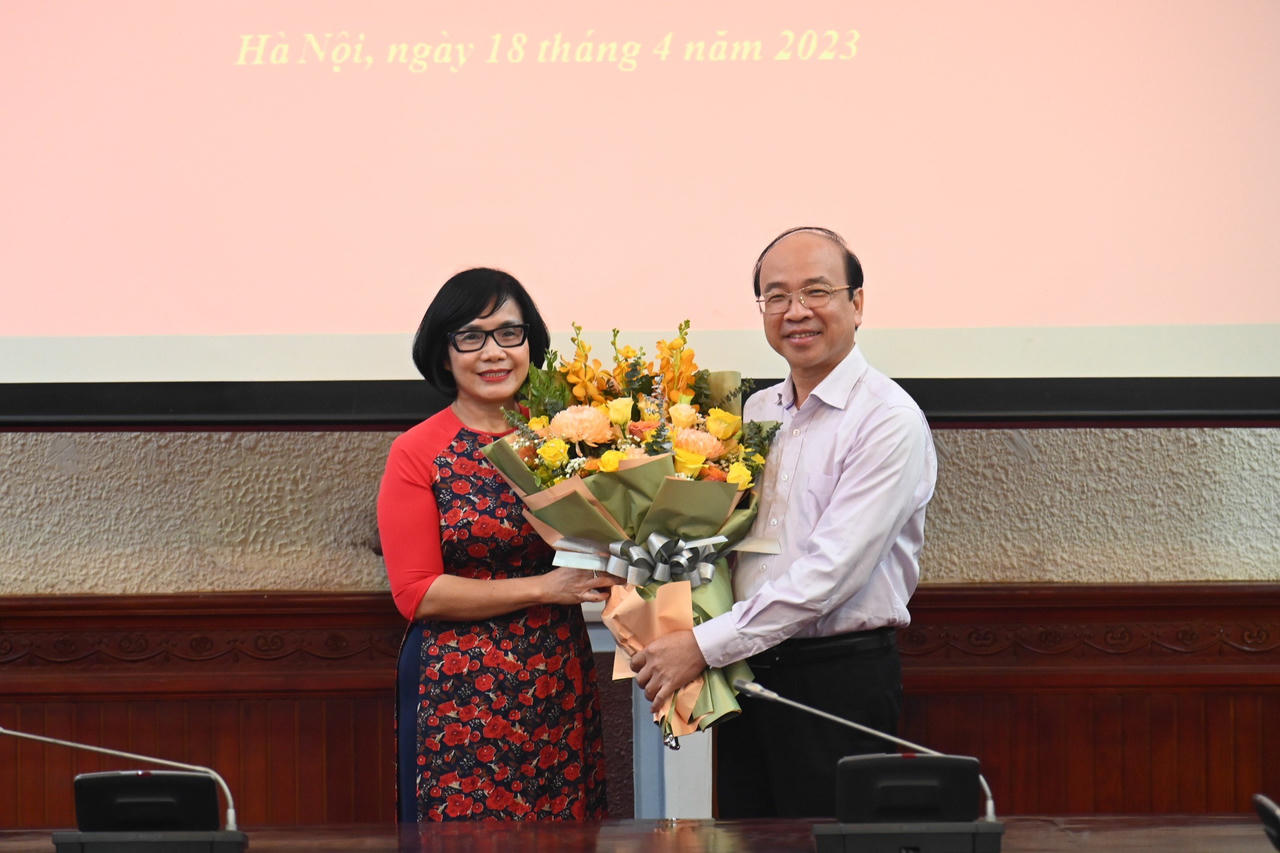 Trao Quyết định chuẩn y Bí thư Đảng ủy Bộ Tư pháp cho Thứ trưởng Đặng Hoàng Oanh