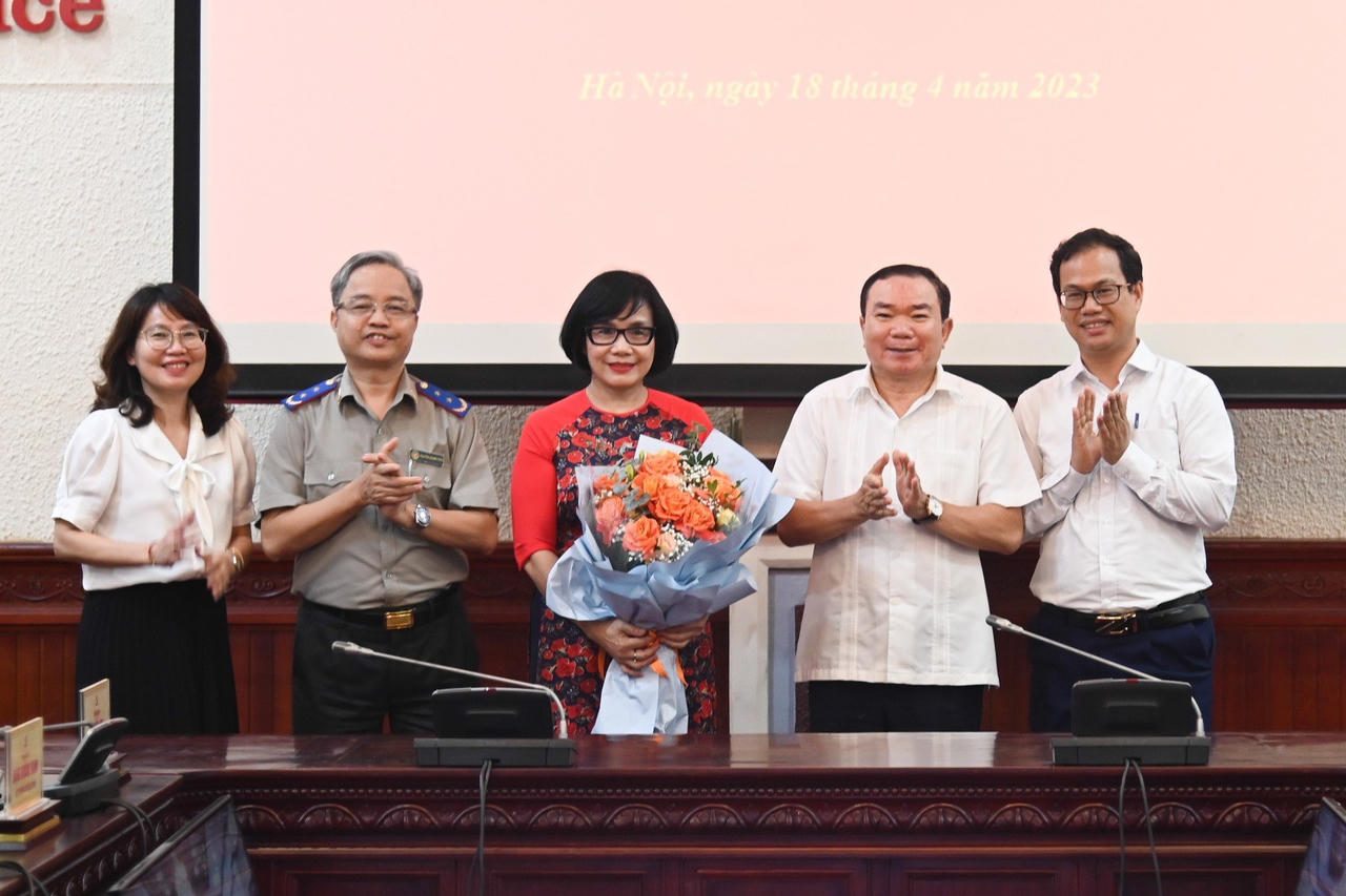 Trao Quyết định chuẩn y Bí thư Đảng ủy Bộ Tư pháp cho Thứ trưởng Đặng Hoàng Oanh