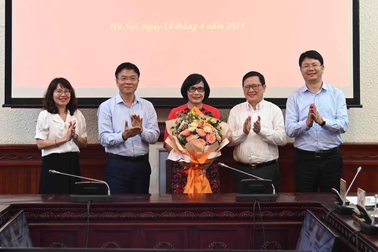Trao Quyết định chuẩn y Bí thư Đảng ủy Bộ Tư pháp cho Thứ trưởng Đặng Hoàng Oanh