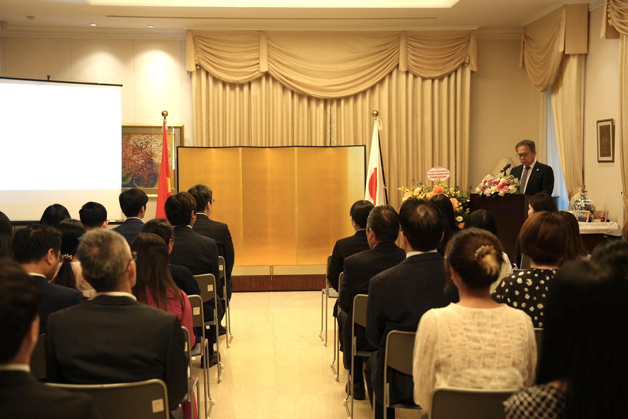 Trao tặng Bằng khen của Bộ Ngoại giao Nhật Bản cho Trung tâm pháp luật Nhật Bản