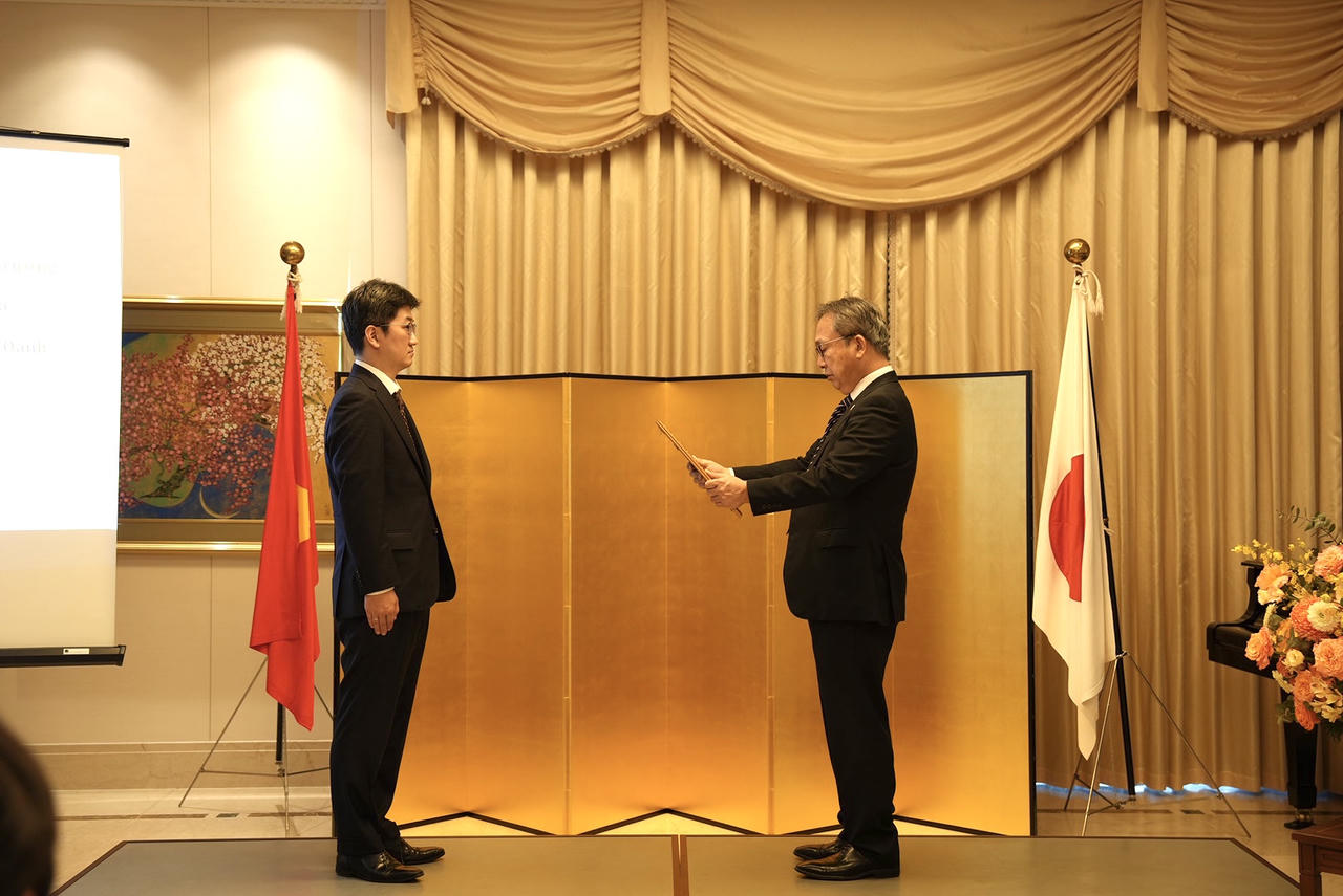 Trao tặng Bằng khen của Bộ Ngoại giao Nhật Bản cho Trung tâm pháp luật Nhật Bản