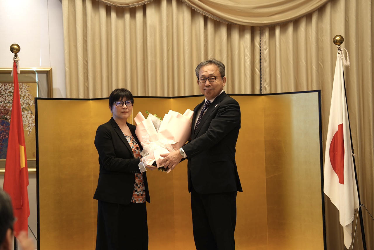 Trao tặng Bằng khen của Bộ Ngoại giao Nhật Bản cho Trung tâm pháp luật Nhật Bản