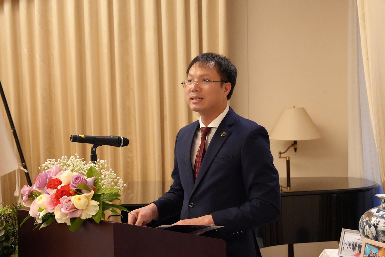 Trao tặng Bằng khen của Bộ Ngoại giao Nhật Bản cho Trung tâm pháp luật Nhật Bản