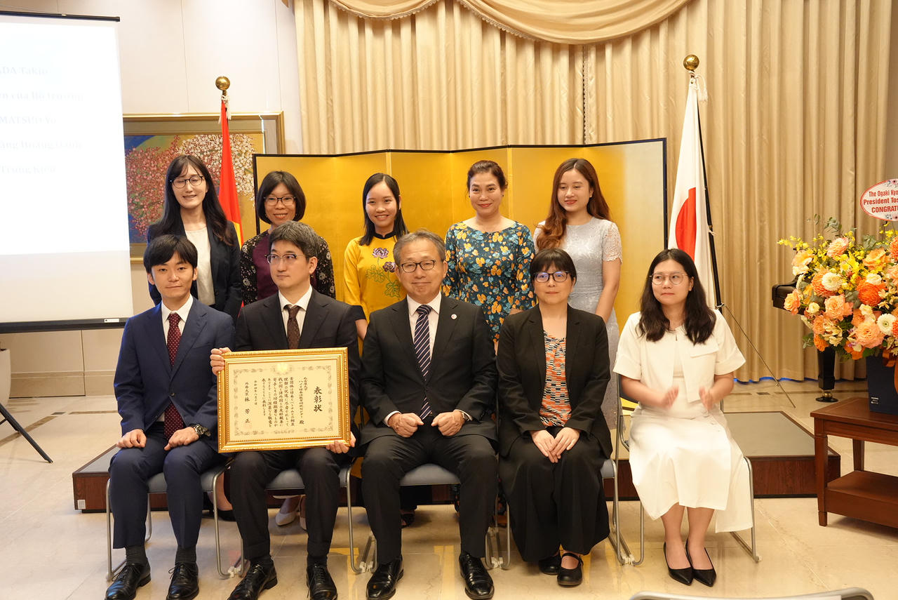 Trao tặng Bằng khen của Bộ Ngoại giao Nhật Bản cho Trung tâm pháp luật Nhật Bản