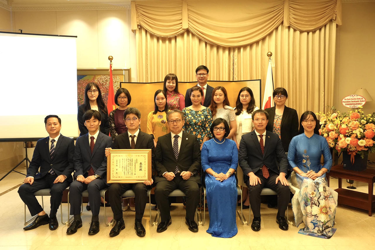 Trao tặng Bằng khen của Bộ Ngoại giao Nhật Bản cho Trung tâm pháp luật Nhật Bản