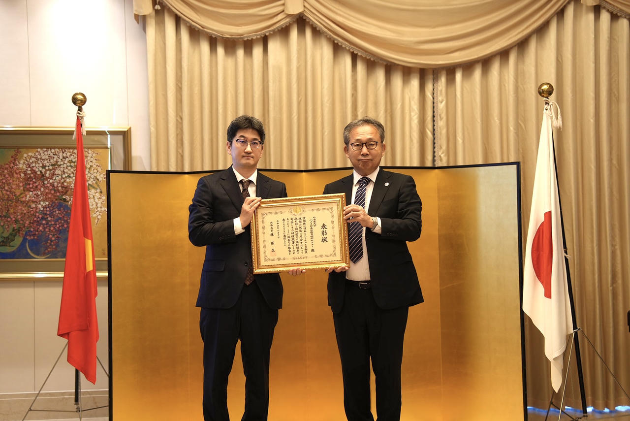 Trao tặng Bằng khen của Bộ Ngoại giao Nhật Bản cho Trung tâm pháp luật Nhật Bản