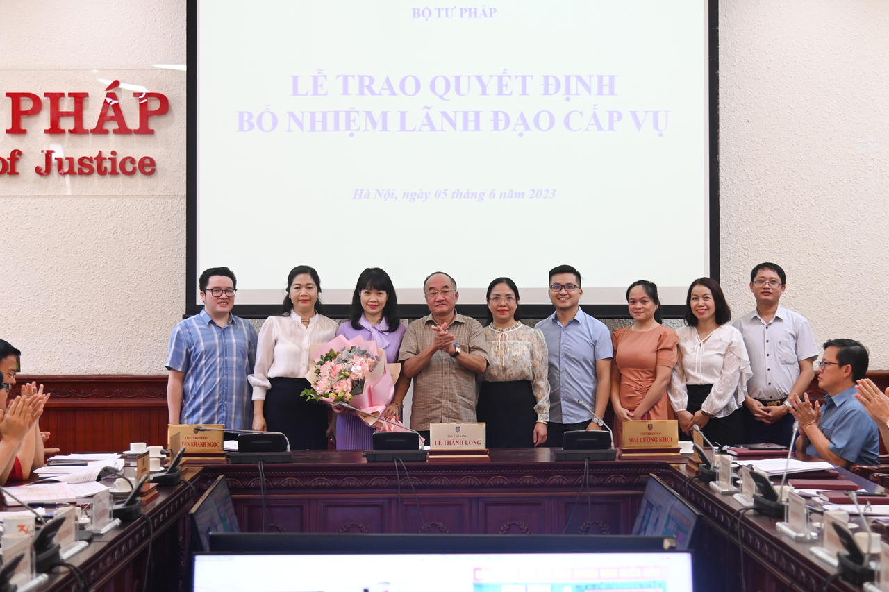 Bộ Tư pháp trao Quyết định nghỉ hưu và Quyết định bổ nhiệm lãnh đạo cấp Vụ