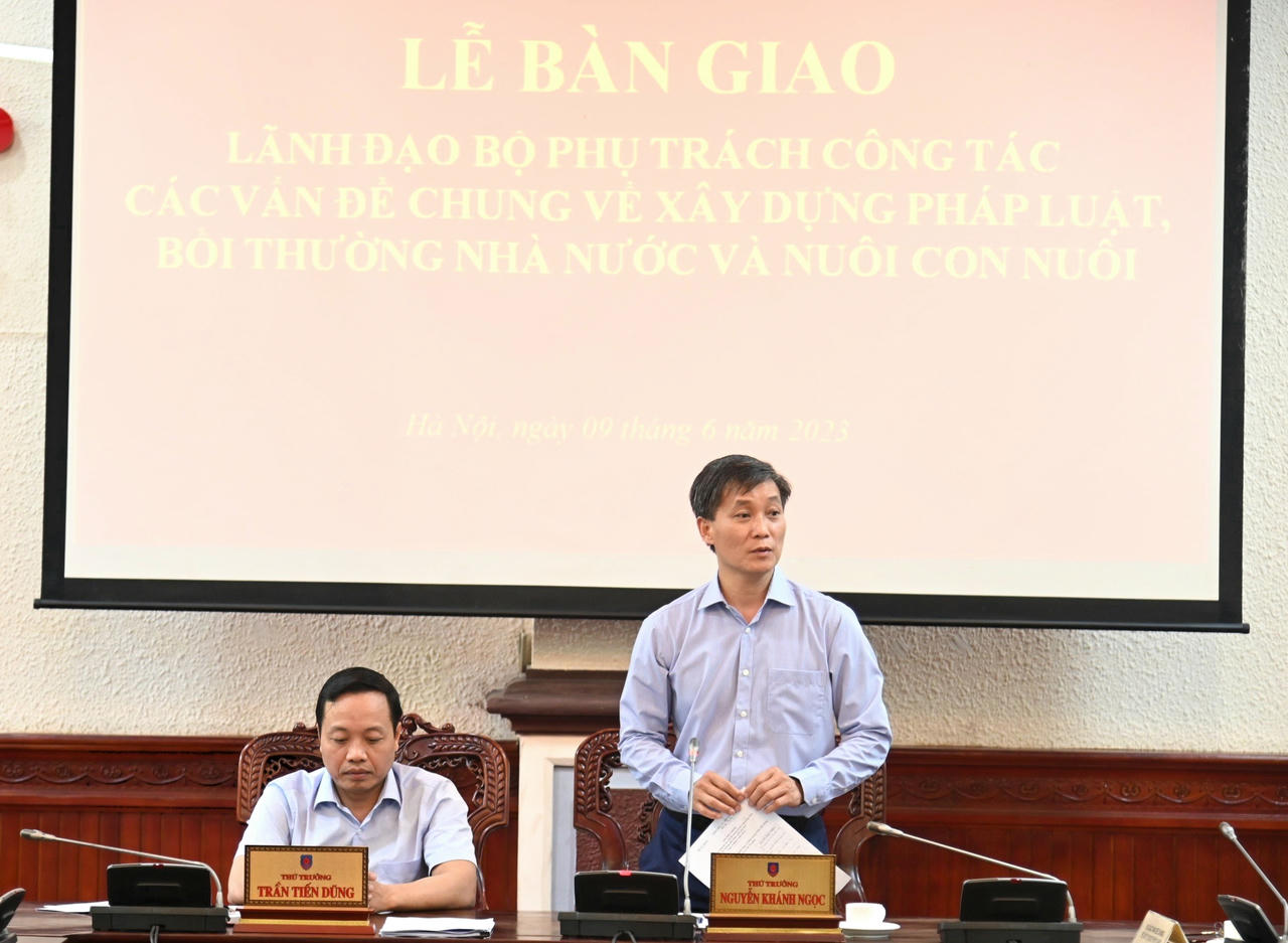 Bộ Tư pháp: Bàn giao công tác phụ trách một số đơn vị giữa các lãnh đạo Bộ