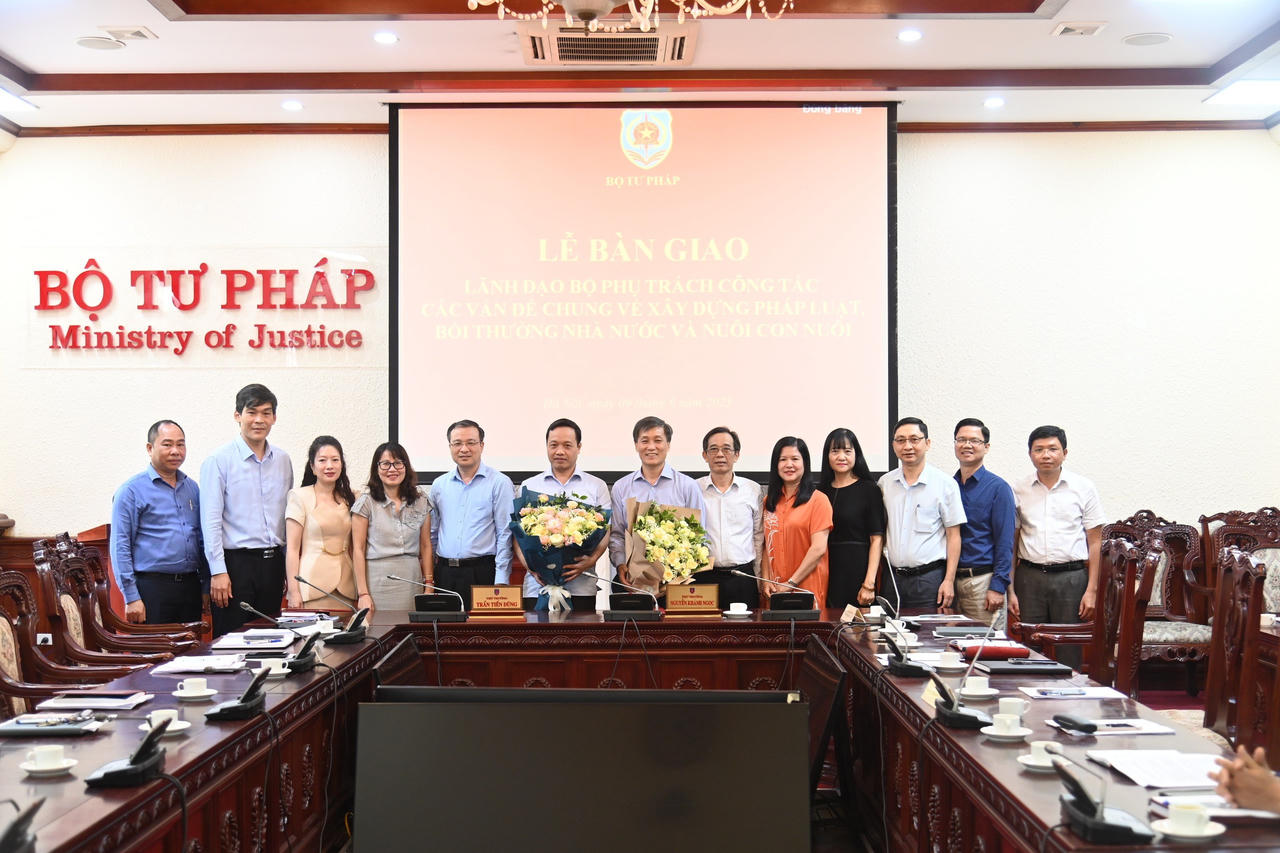 Bộ Tư pháp: Bàn giao công tác phụ trách một số đơn vị giữa các lãnh đạo Bộ