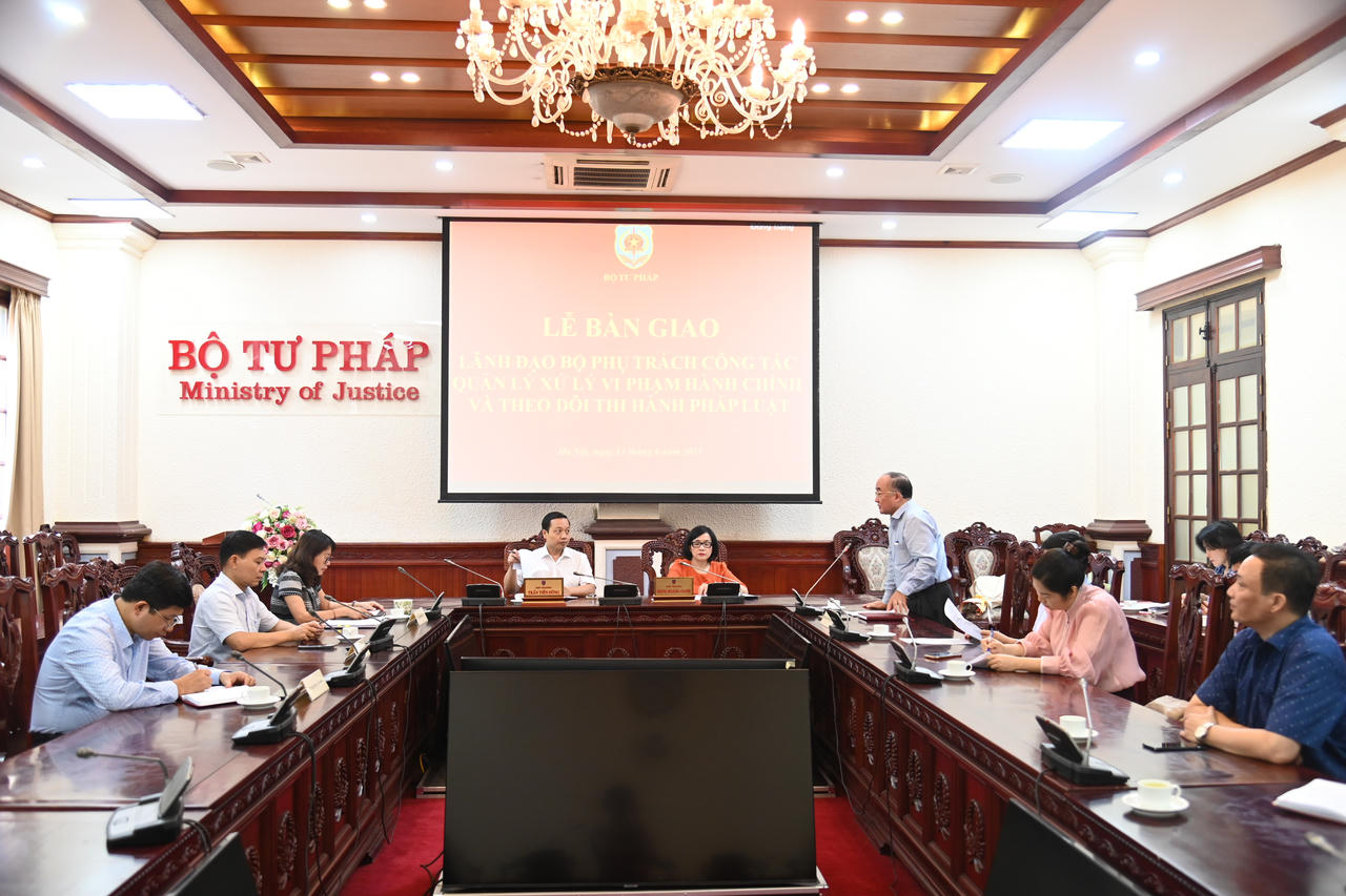 Bộ Tư pháp: Bàn giao công tác phụ trách quản lý xử lý vi phạm hành chính và theo dõi thi hành pháp luật