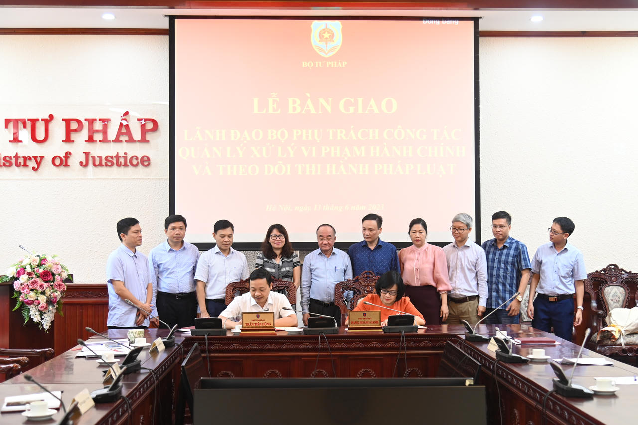 Bộ Tư pháp: Bàn giao công tác phụ trách quản lý xử lý vi phạm hành chính và theo dõi thi hành pháp luật