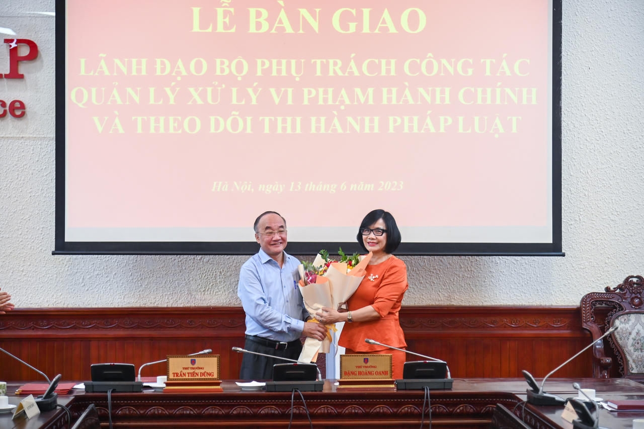 Bộ Tư pháp: Bàn giao công tác phụ trách quản lý xử lý vi phạm hành chính và theo dõi thi hành pháp luật