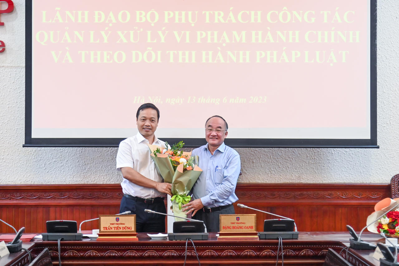 Bộ Tư pháp: Bàn giao công tác phụ trách quản lý xử lý vi phạm hành chính và theo dõi thi hành pháp luật