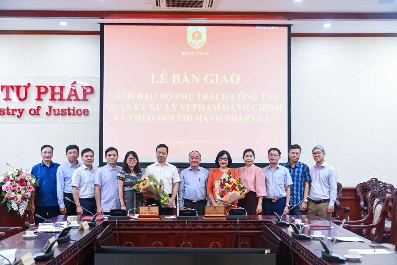 Bộ Tư pháp: Bàn giao công tác phụ trách quản lý xử lý vi phạm hành chính và theo dõi thi hành pháp luật