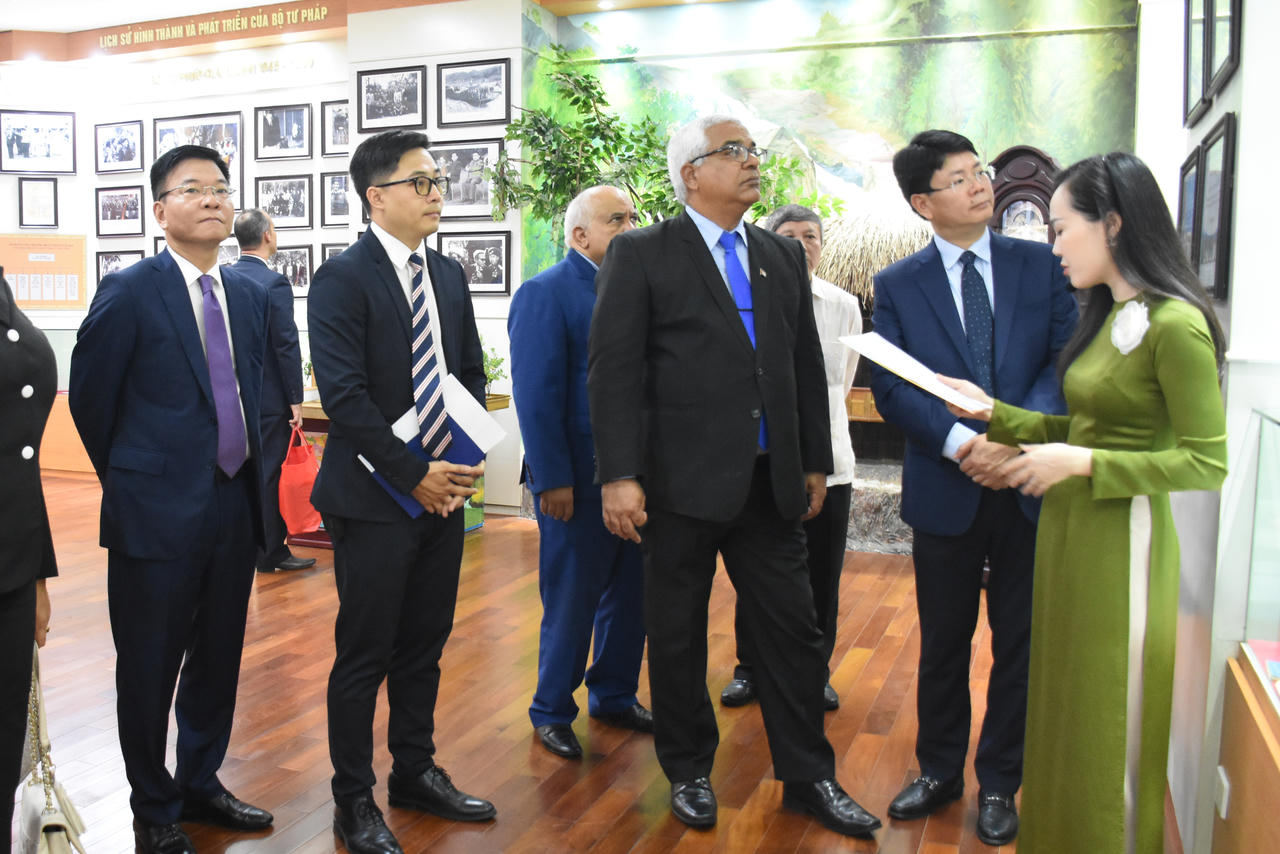 Bộ trưởng Bộ Tư pháp Lê Thành Long Hội đàm Bộ trưởng Bộ Tư pháp Cộng hòa Cuba