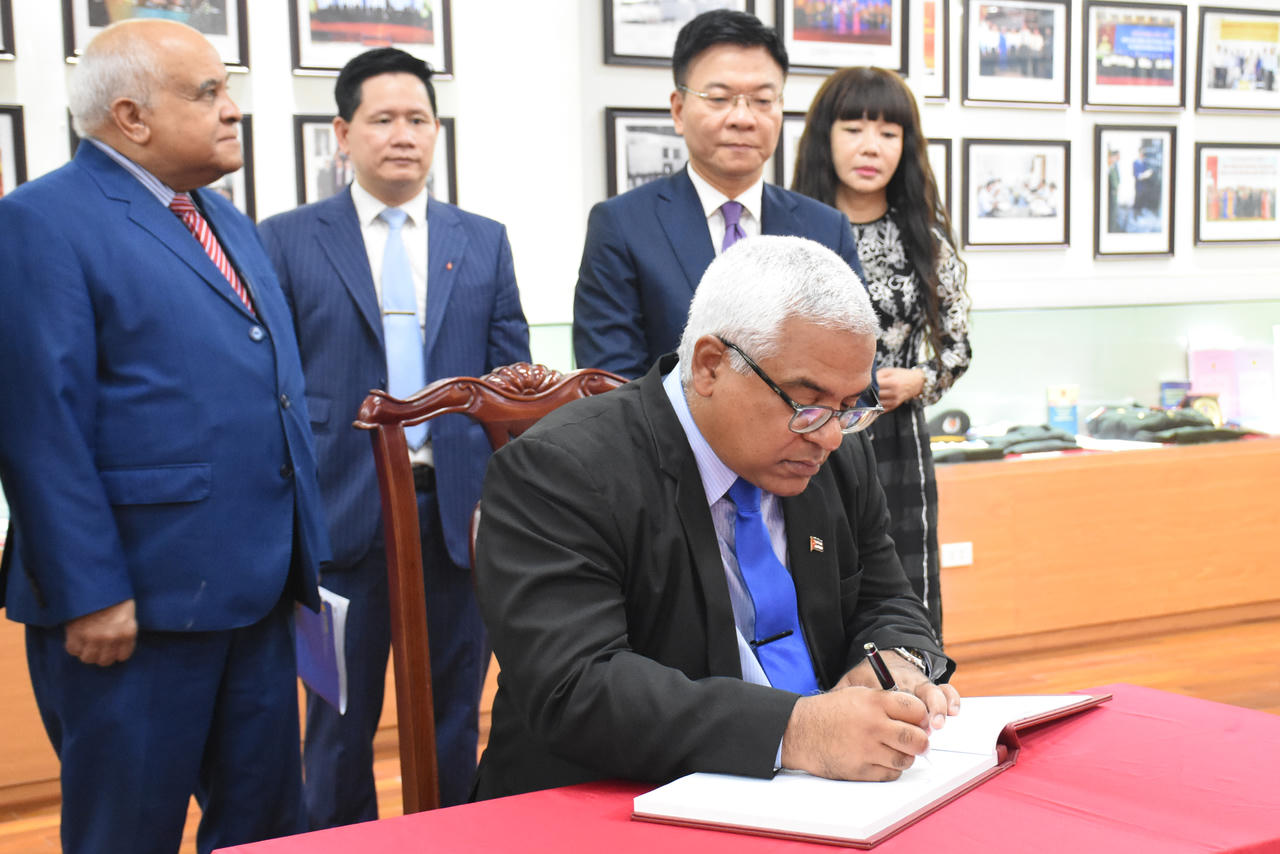 Bộ trưởng Bộ Tư pháp Lê Thành Long Hội đàm Bộ trưởng Bộ Tư pháp Cộng hòa Cuba