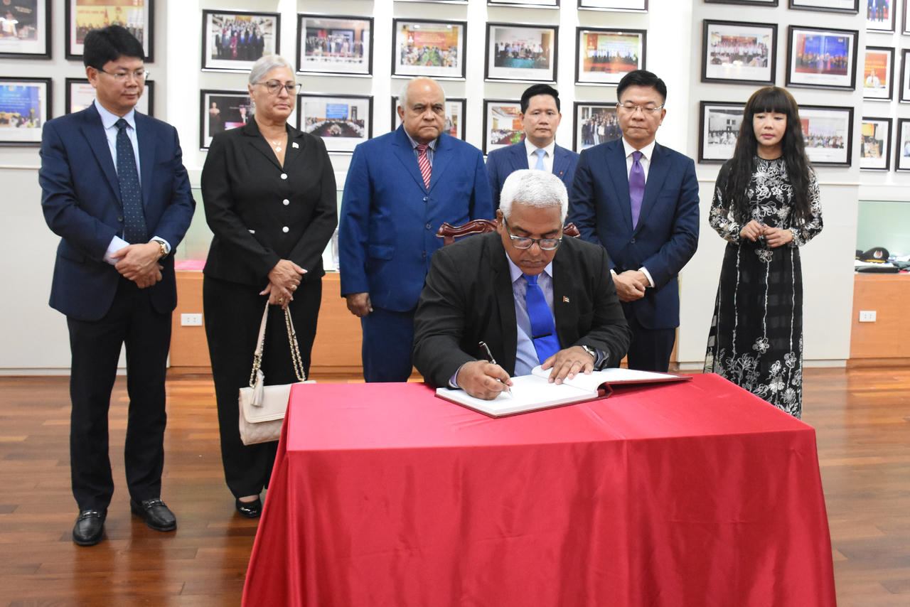 Bộ trưởng Bộ Tư pháp Lê Thành Long Hội đàm Bộ trưởng Bộ Tư pháp Cộng hòa Cuba