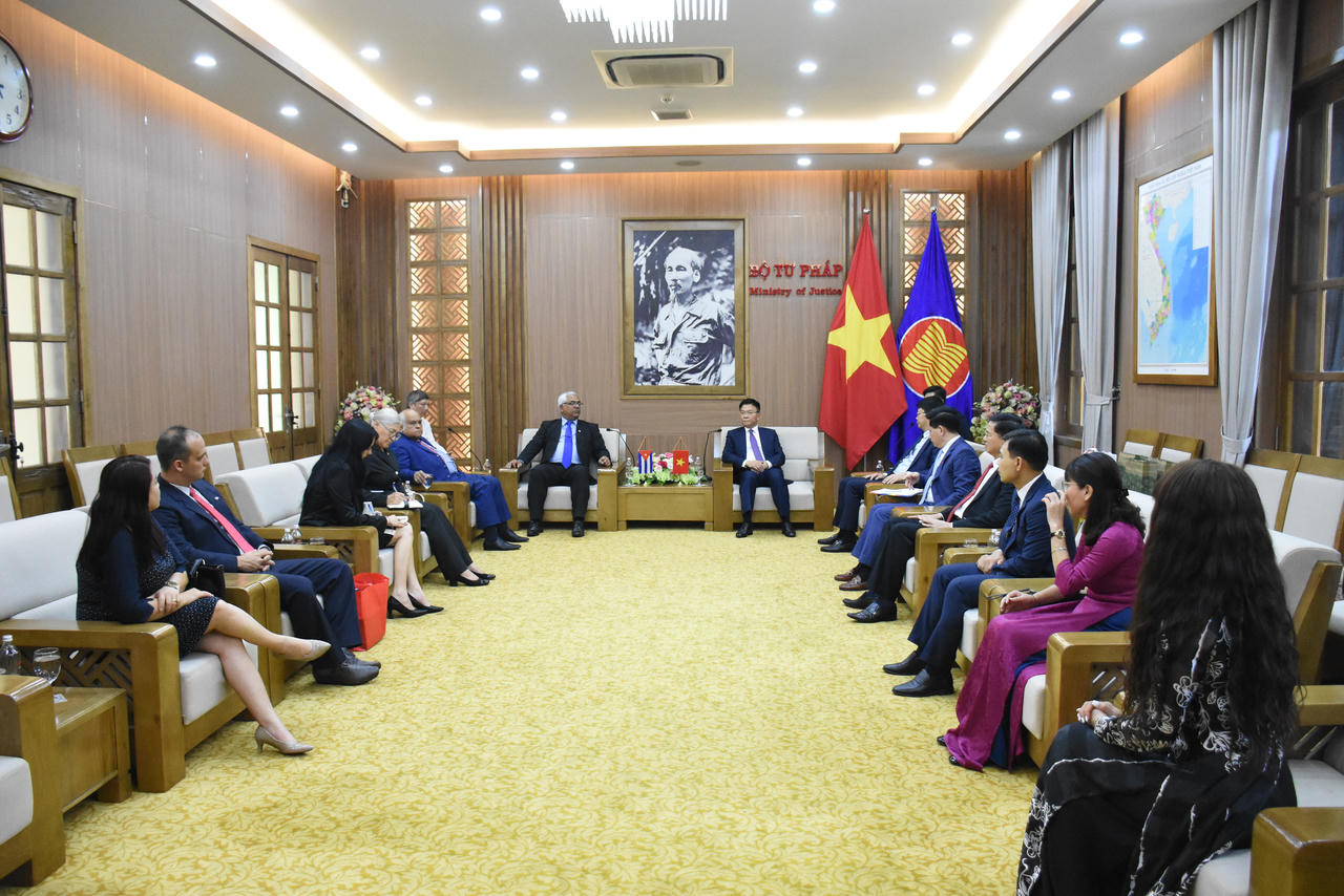 Bộ trưởng Bộ Tư pháp Lê Thành Long Hội đàm Bộ trưởng Bộ Tư pháp Cộng hòa Cuba
