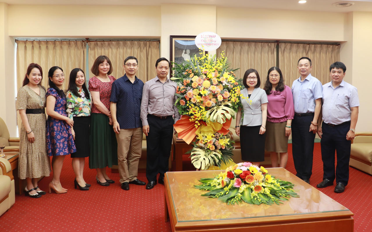 Lãnh đạo Bộ Tư pháp chúc mừng một số cơ quan báo chí