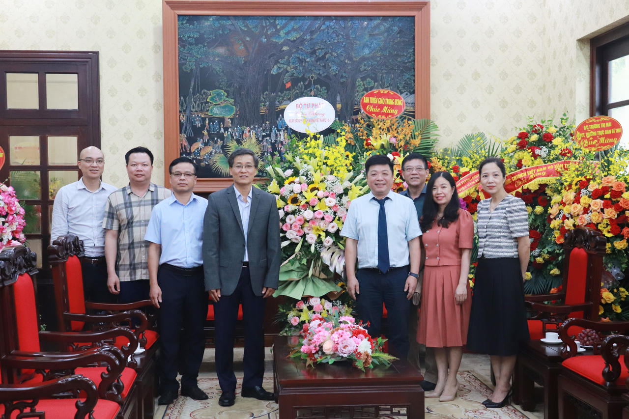 Lãnh đạo Bộ Tư pháp chúc mừng một số cơ quan báo chí