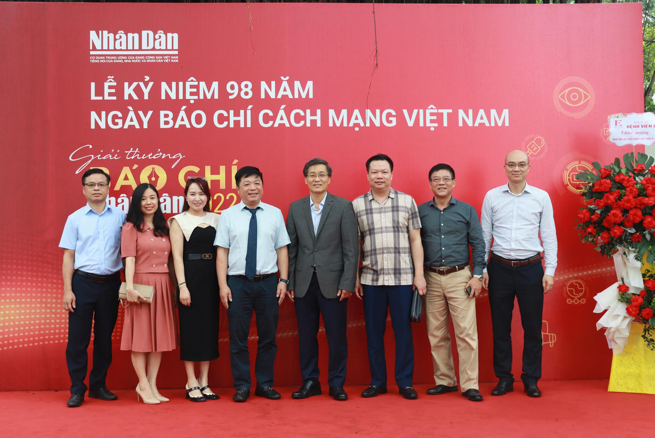 Lãnh đạo Bộ Tư pháp chúc mừng một số cơ quan báo chí