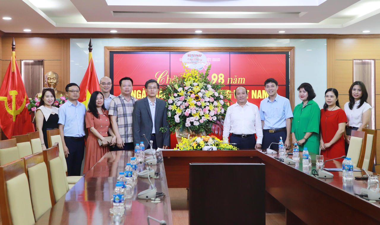 Lãnh đạo Bộ Tư pháp chúc mừng một số cơ quan báo chí