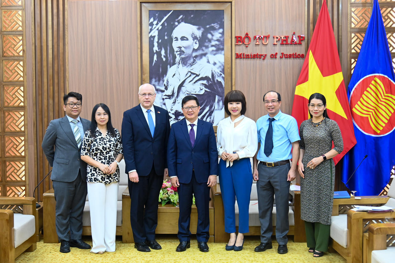 Trao đổi kinh nghiệm về hoàn thiện thể chế trong lĩnh vực THADS với Đại sứ Phần Lan tại Việt Nam