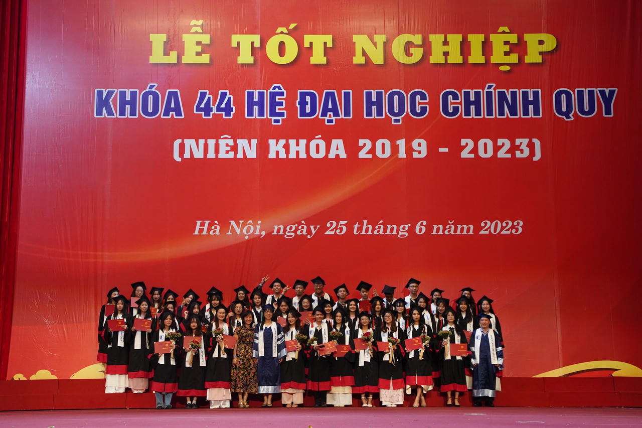 Trường Đại học Luật Hà Nội: Bế giảng khoá 44 hệ Đại học chính quy