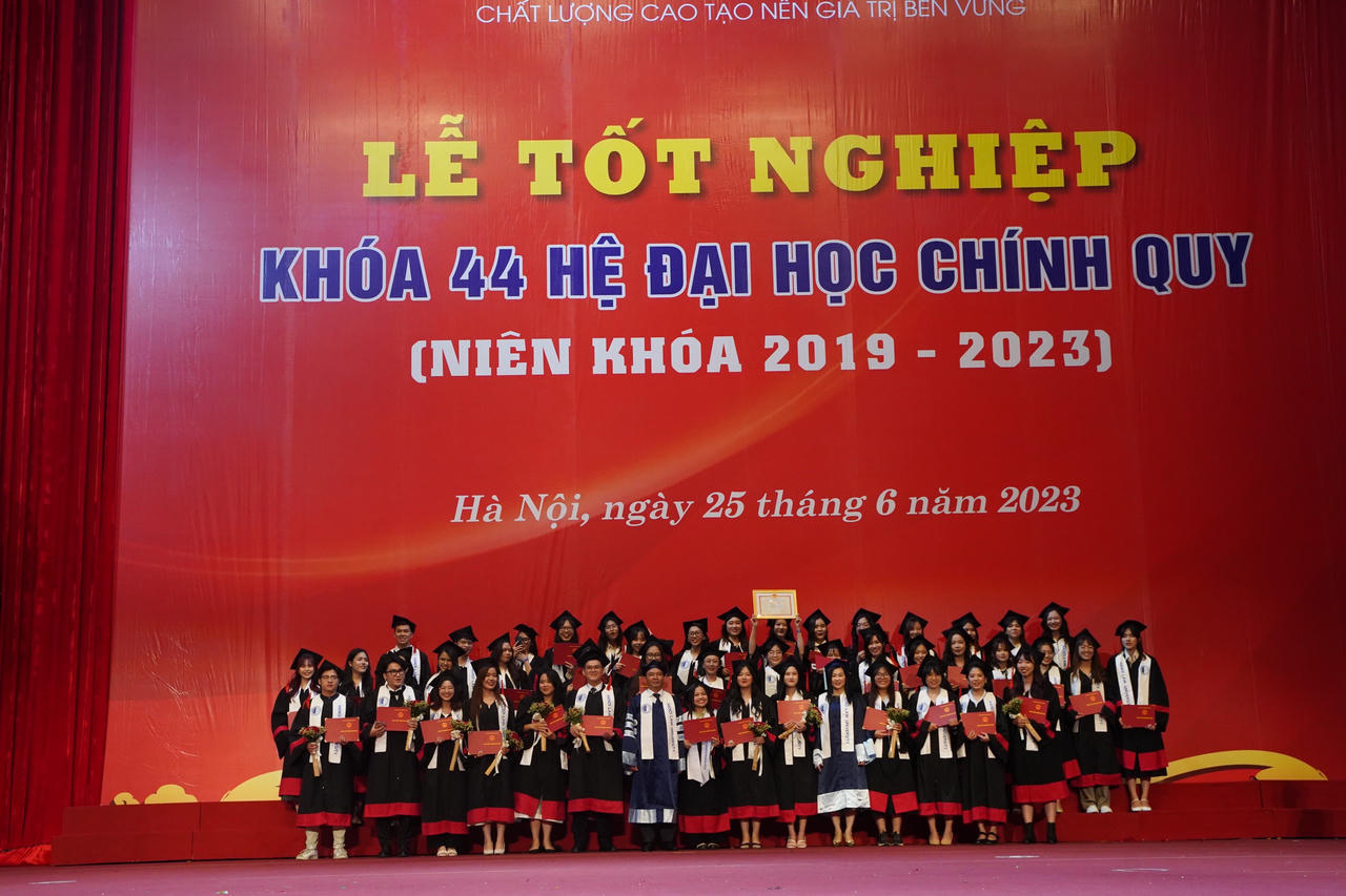 Trường Đại học Luật Hà Nội: Bế giảng khoá 44 hệ Đại học chính quy