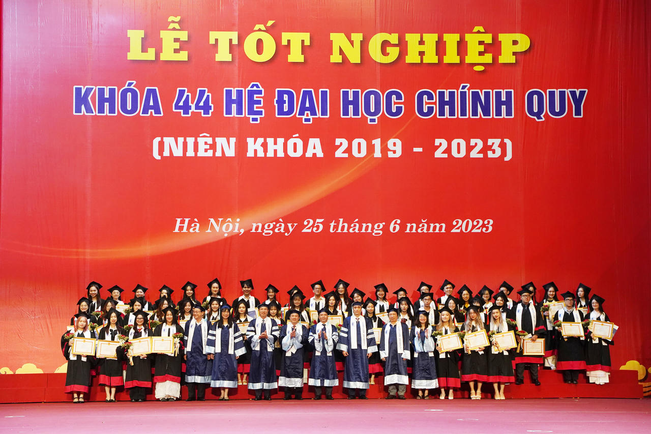 Trường Đại học Luật Hà Nội: Bế giảng khoá 44 hệ Đại học chính quy