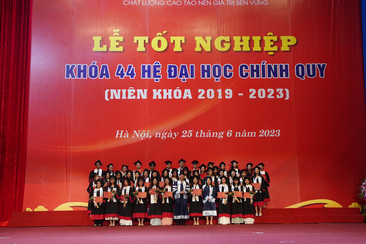 Trường Đại học Luật Hà Nội: Bế giảng khoá 44 hệ Đại học chính quy