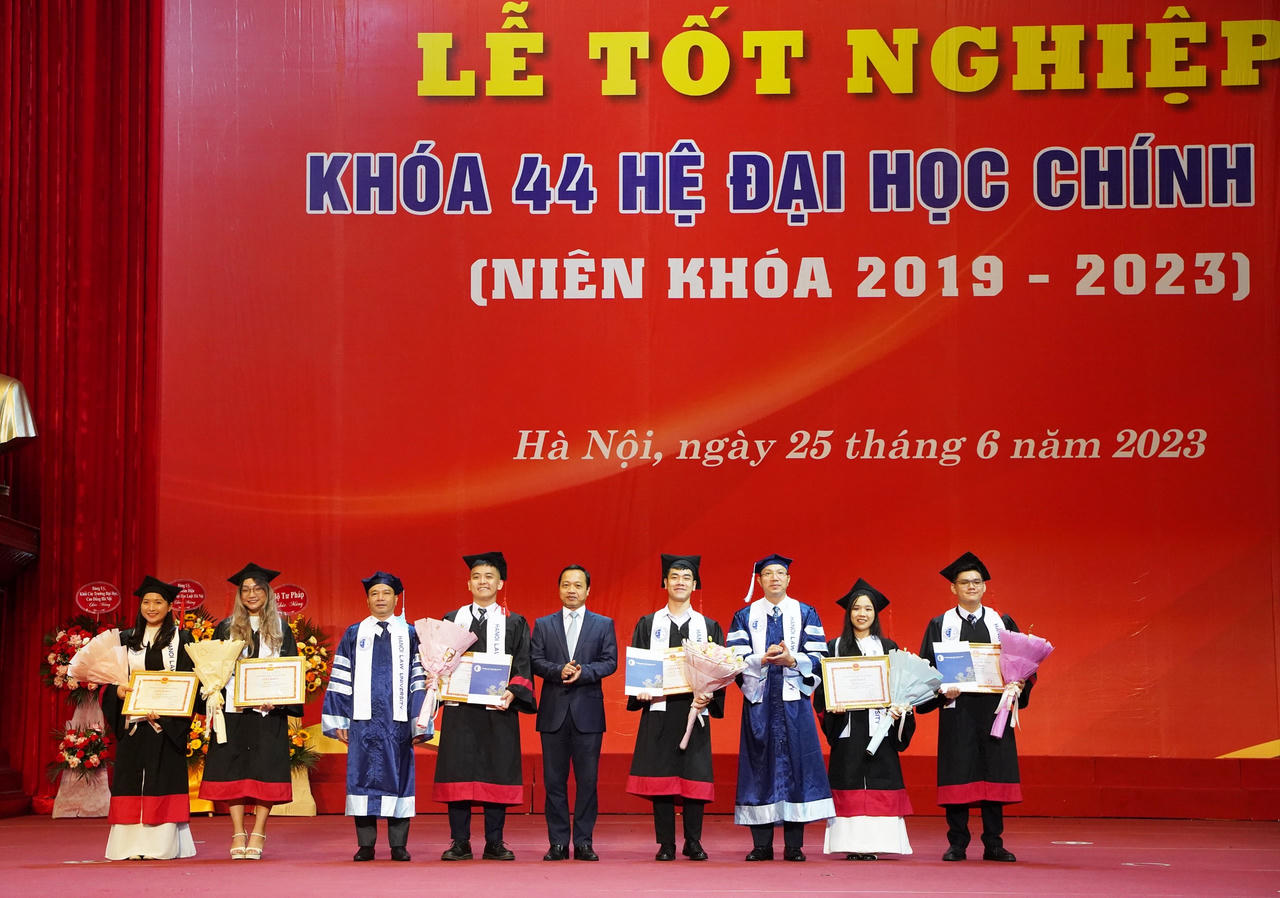 Trường Đại học Luật Hà Nội: Bế giảng khoá 44 hệ Đại học chính quy