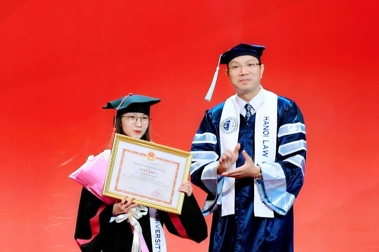 Câu chuyện cảm động phía sau bức ảnh truyền cảm hứng "Thầy hiệu trưởng dắt nữ sinh bại não lên sân khấu nhận Bằng cử nhân Luật "