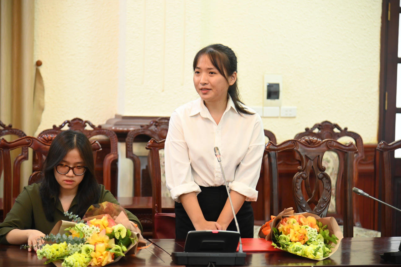 Bộ Tư pháp trao quyết định tuyển dụng công chức năm 2023 theo Nghị định số 140/2017/NĐ-CP