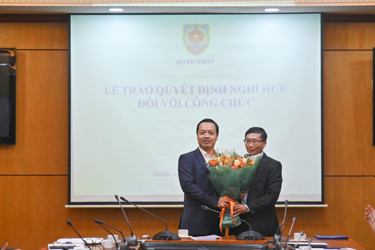Thứ trưởng Trần Tiến Dũng trao Quyết định nghỉ hưu cho lãnh đạo Vụ các vấn đề chung về xây dựng pháp luật
