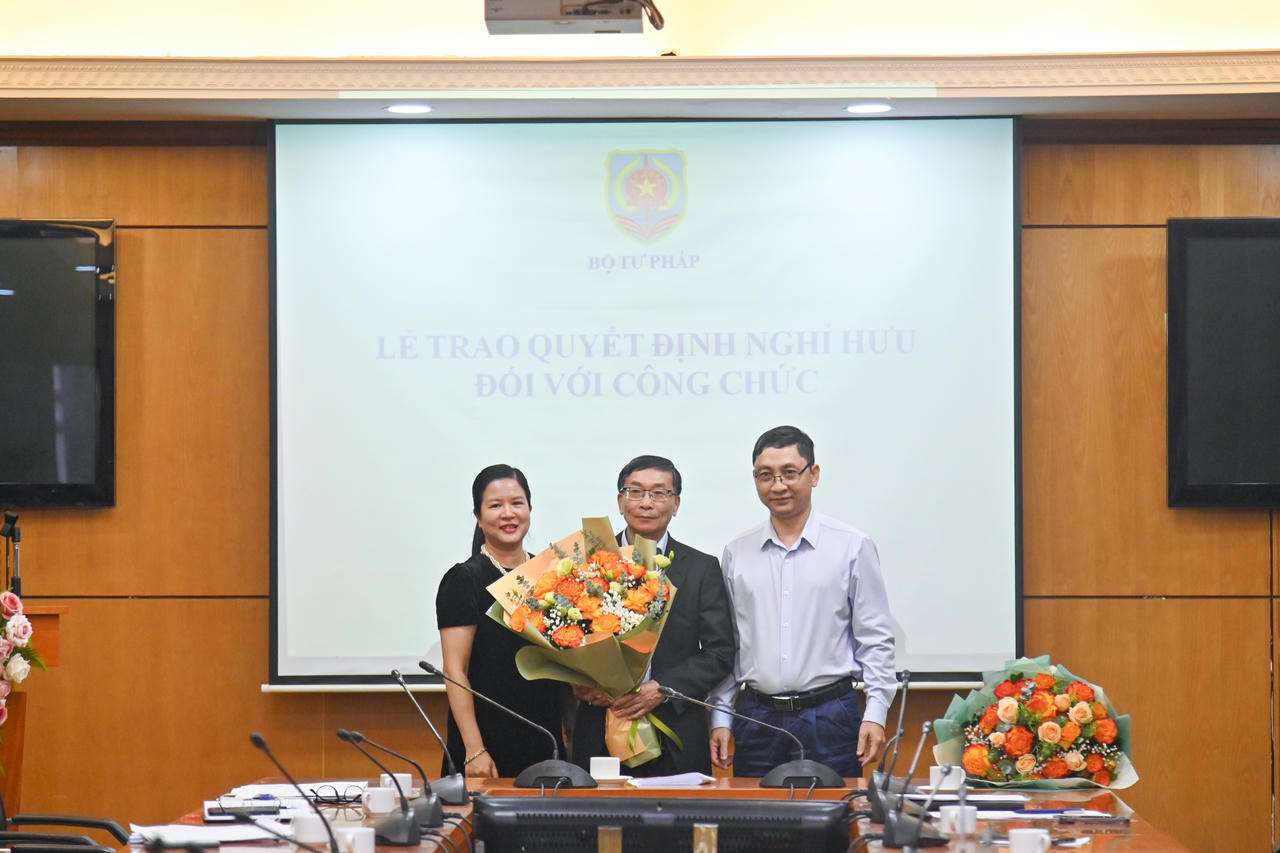 Thứ trưởng Trần Tiến Dũng trao Quyết định nghỉ hưu cho lãnh đạo Vụ các vấn đề chung về xây dựng pháp luật