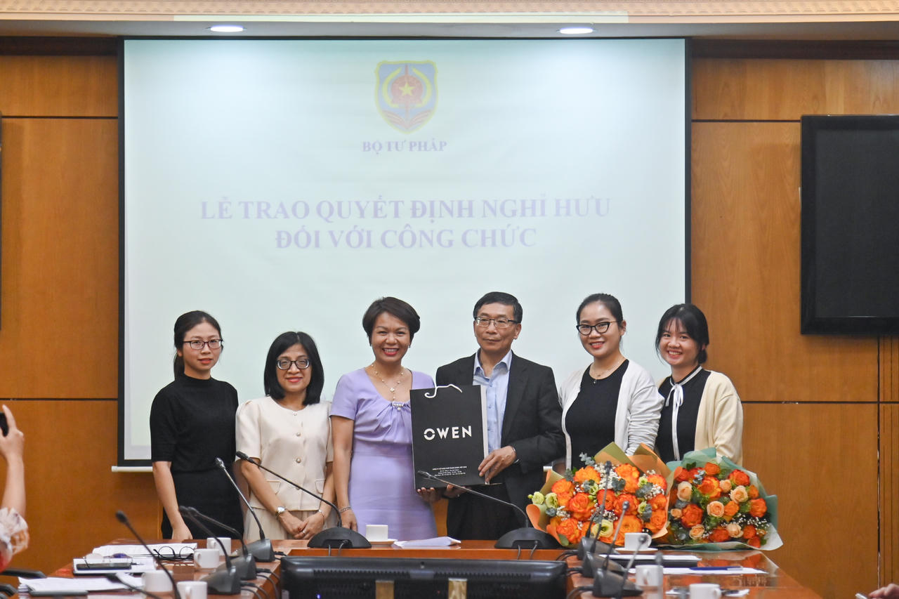 Thứ trưởng Trần Tiến Dũng trao Quyết định nghỉ hưu cho lãnh đạo Vụ các vấn đề chung về xây dựng pháp luật