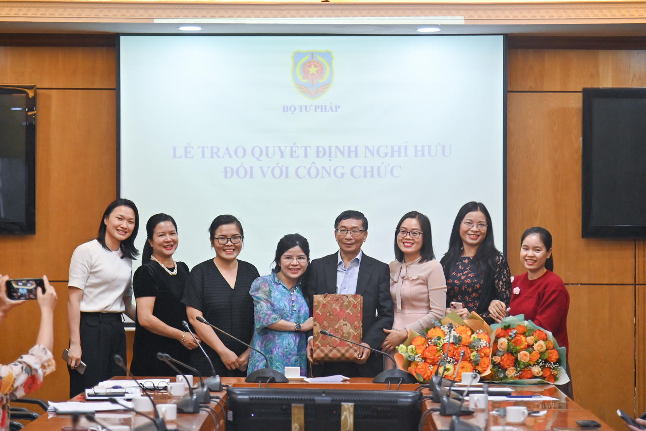 Thứ trưởng Trần Tiến Dũng trao Quyết định nghỉ hưu cho lãnh đạo Vụ các vấn đề chung về xây dựng pháp luật