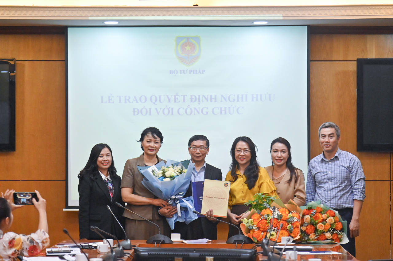 Thứ trưởng Trần Tiến Dũng trao Quyết định nghỉ hưu cho lãnh đạo Vụ các vấn đề chung về xây dựng pháp luật