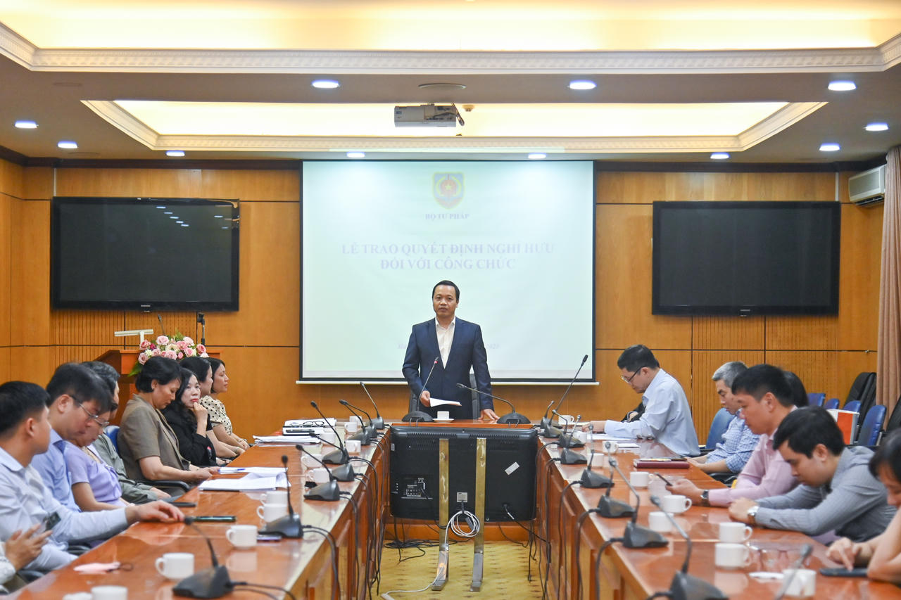 Thứ trưởng Trần Tiến Dũng trao Quyết định nghỉ hưu cho lãnh đạo Vụ các vấn đề chung về xây dựng pháp luật