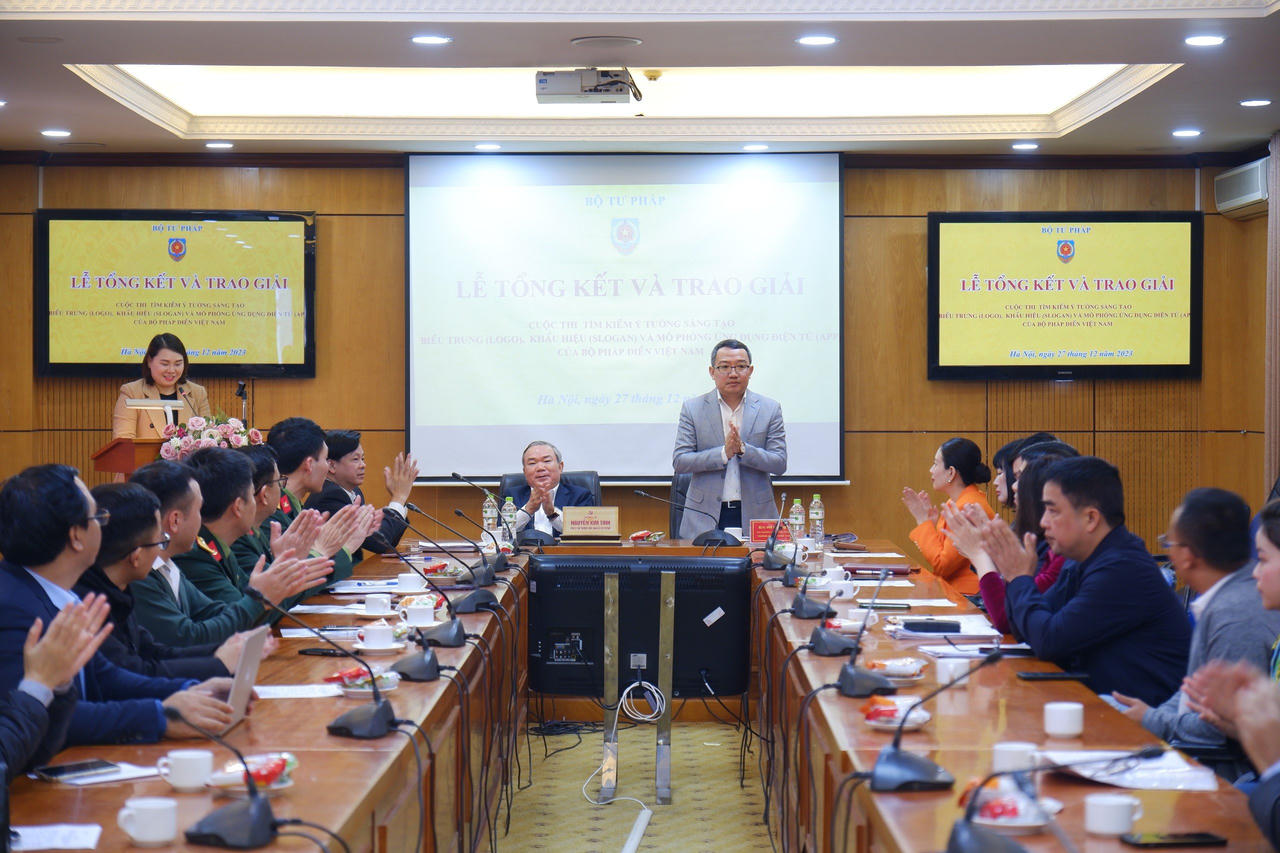 Trao giải cuộc thi “Tìm kiếm ý tưởng sáng tạo biểu trưng, khẩu hiệu và Mô phỏng ứng dụng điện tử Bộ pháp điển Việt Nam”