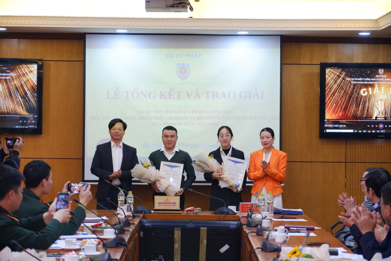 Trao giải cuộc thi “Tìm kiếm ý tưởng sáng tạo biểu trưng, khẩu hiệu và Mô phỏng ứng dụng điện tử Bộ pháp điển Việt Nam”