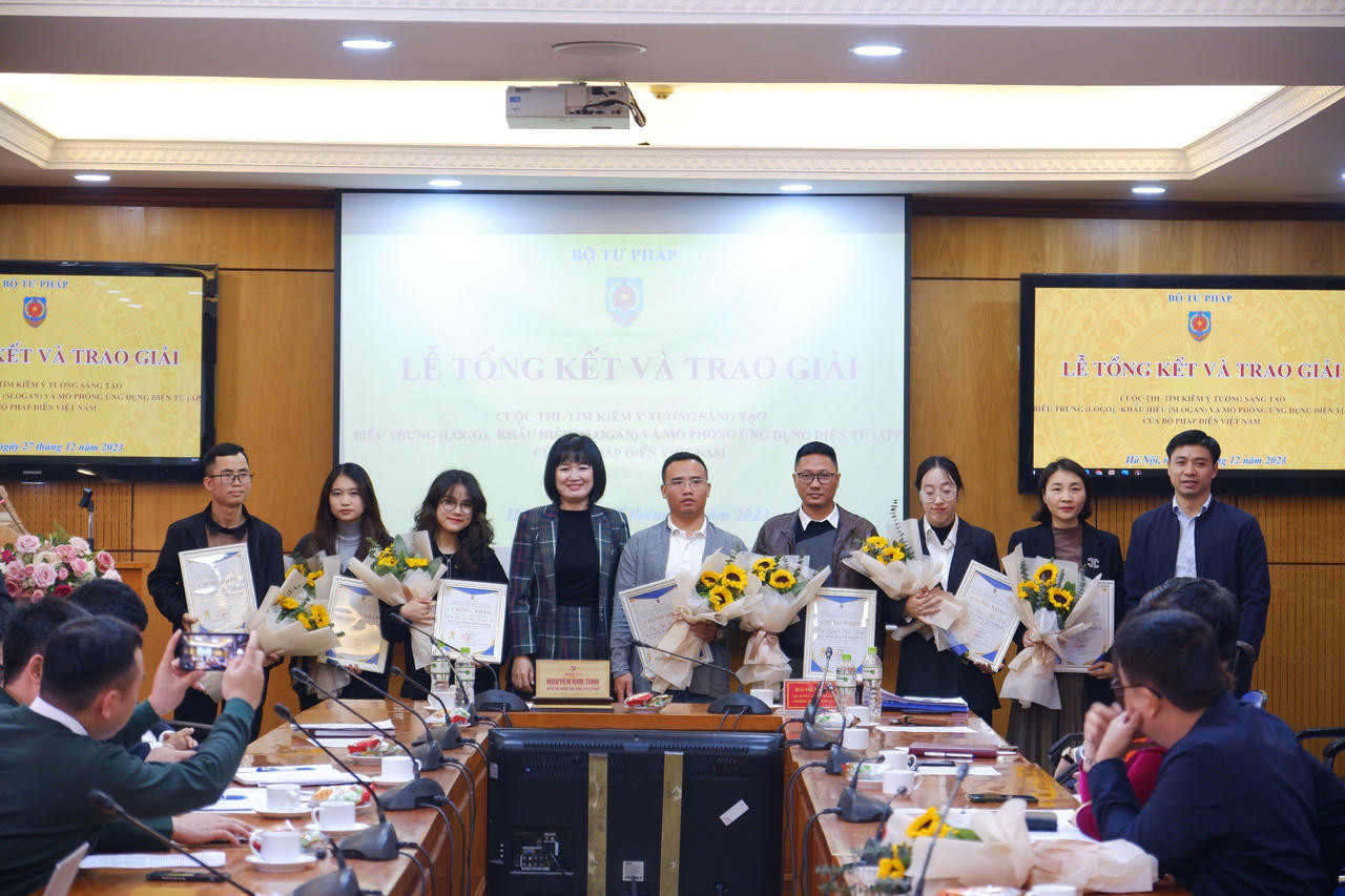 Trao giải cuộc thi “Tìm kiếm ý tưởng sáng tạo biểu trưng, khẩu hiệu và Mô phỏng ứng dụng điện tử Bộ pháp điển Việt Nam”