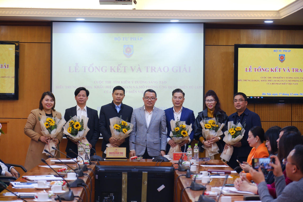 Trao giải cuộc thi “Tìm kiếm ý tưởng sáng tạo biểu trưng, khẩu hiệu và Mô phỏng ứng dụng điện tử Bộ pháp điển Việt Nam”