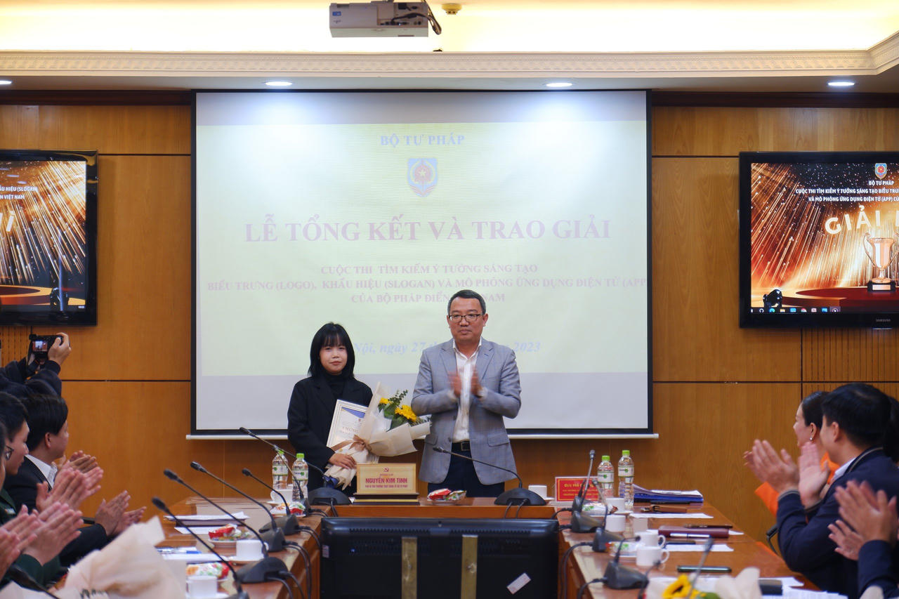 Trao giải cuộc thi “Tìm kiếm ý tưởng sáng tạo biểu trưng, khẩu hiệu và Mô phỏng ứng dụng điện tử Bộ pháp điển Việt Nam”