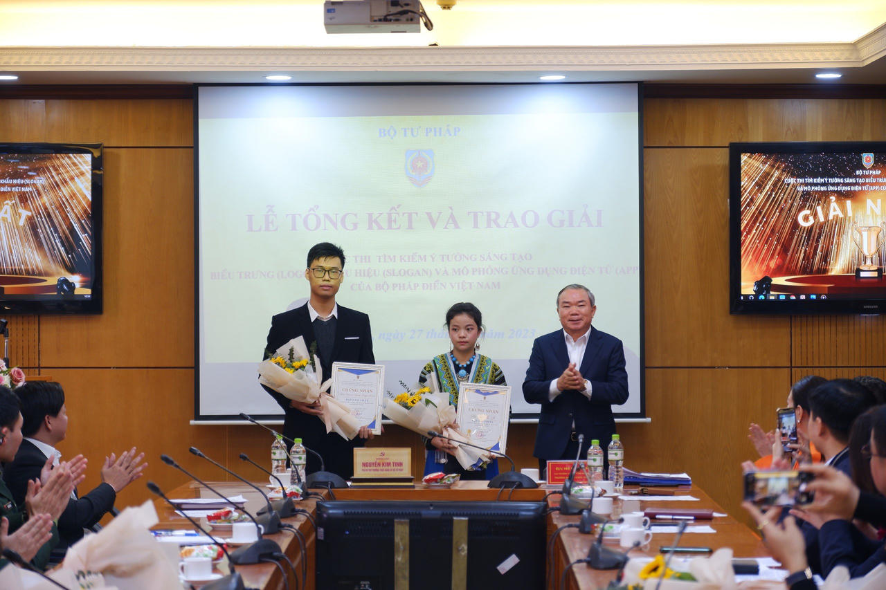 Trao giải cuộc thi “Tìm kiếm ý tưởng sáng tạo biểu trưng, khẩu hiệu và Mô phỏng ứng dụng điện tử Bộ pháp điển Việt Nam”